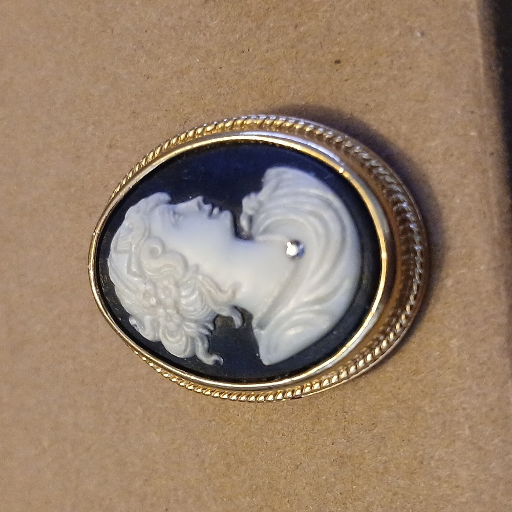 Avon Black White Crystal Goldtone Cameo Pendant Brooch pin Vintage